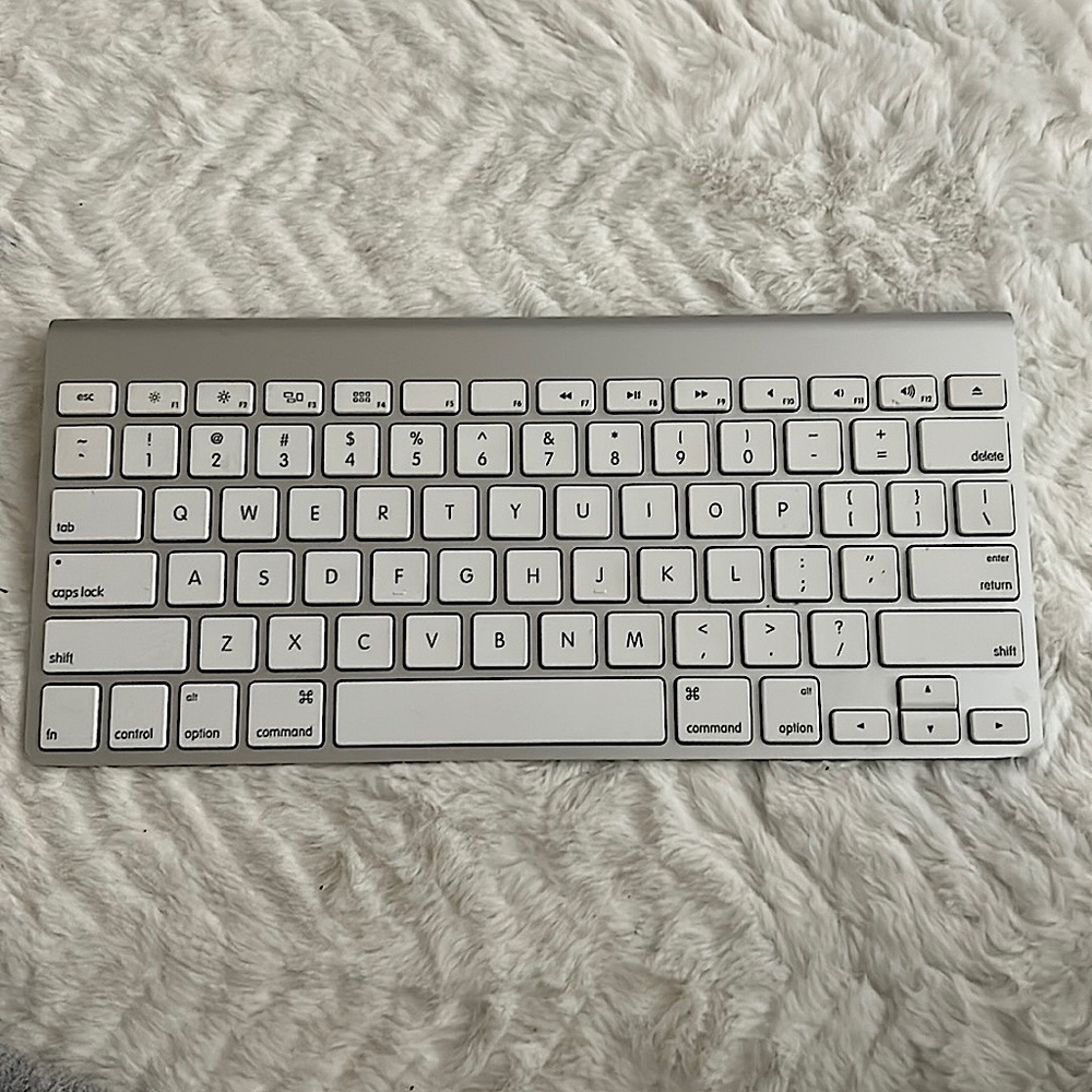 Mac wireless Bluetooth keyboard- never used!! takes 2 AA batteries